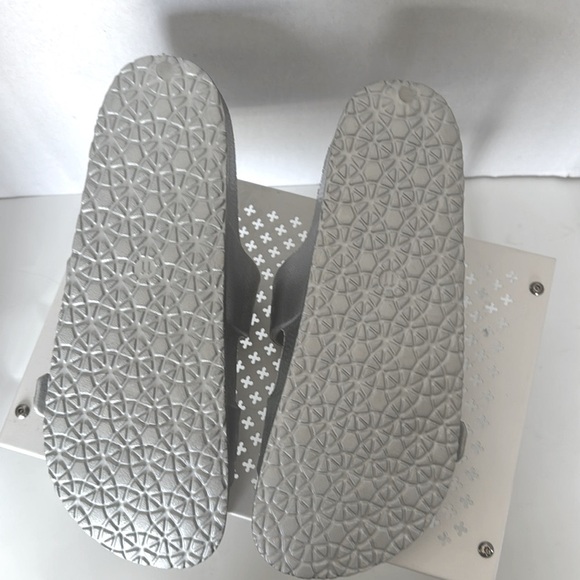 Shade & Shore Silver Slides Sandals Size 11 Flip Flop Summer Beach - Picture 4 of 8